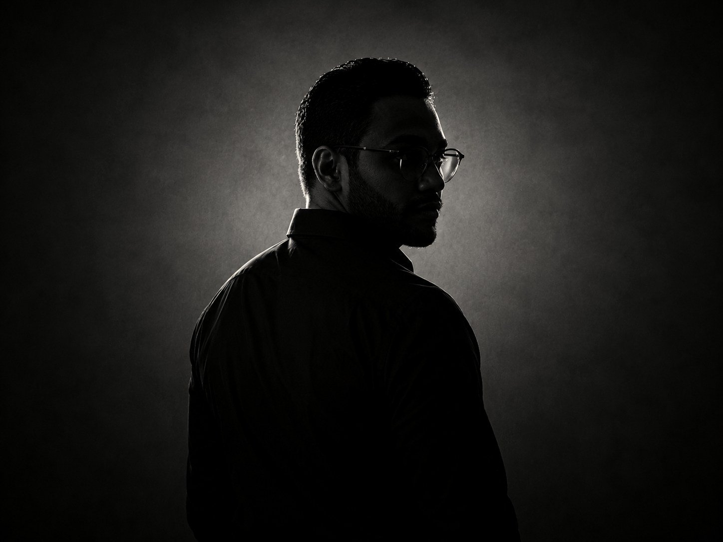 Retrato en blanco y negro de Samuel Rodrigues, autor de La casa del número 48