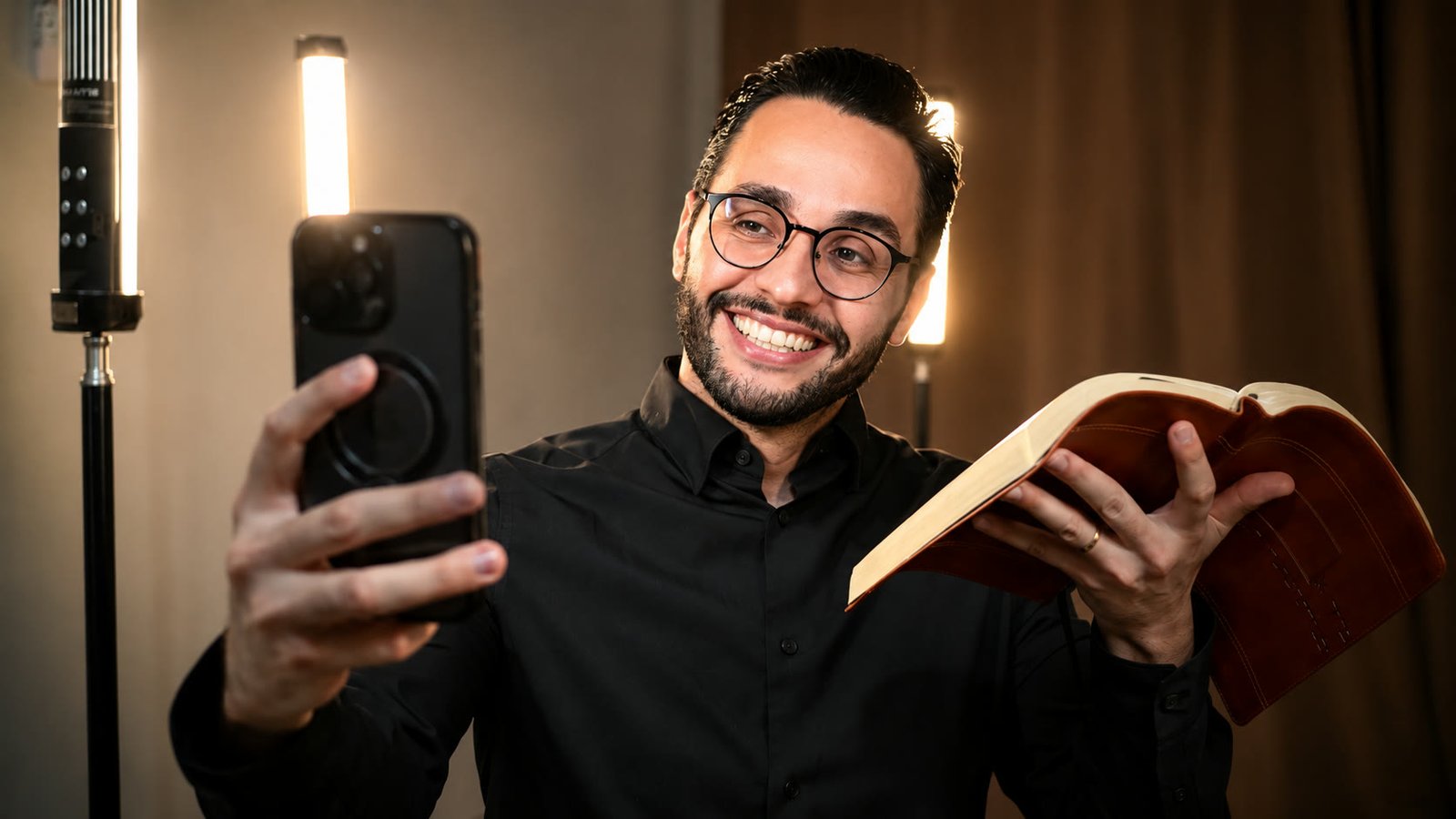 Samuel Rodrigues grabando un mensaje con la Biblia en la mano